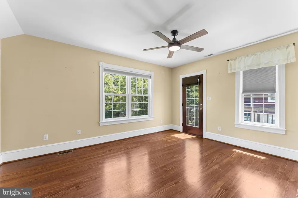 419 ELM AVENUE Riverton, NJ 08077