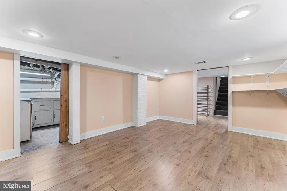 419 ELM AVENUE Riverton, NJ 08077