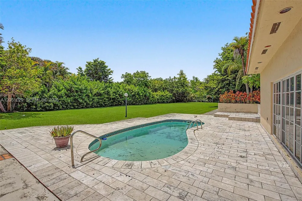 7030 Sunset Dr Miami, FL 33143