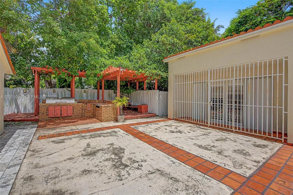 7030 Sunset Dr Miami, FL 33143