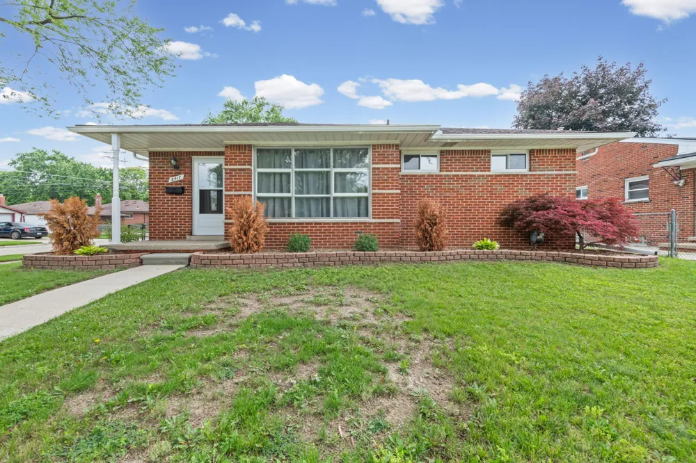 8417 Colonial Street Dearborn Heights, MI 48127