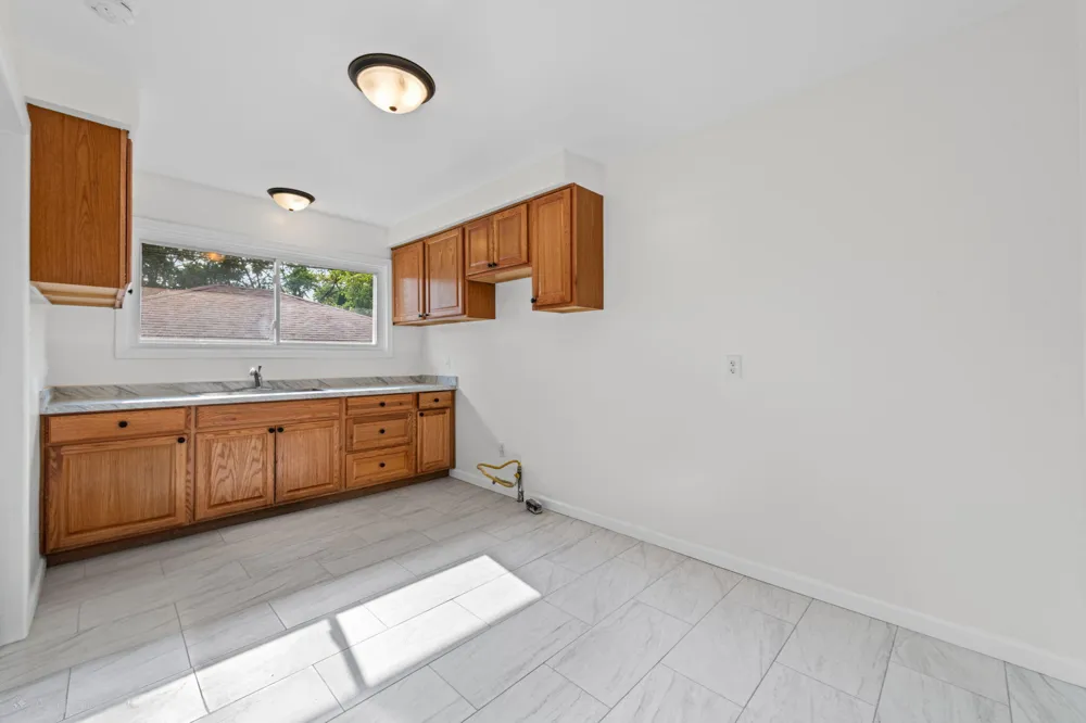 8417 Colonial Street Dearborn Heights, MI 48127