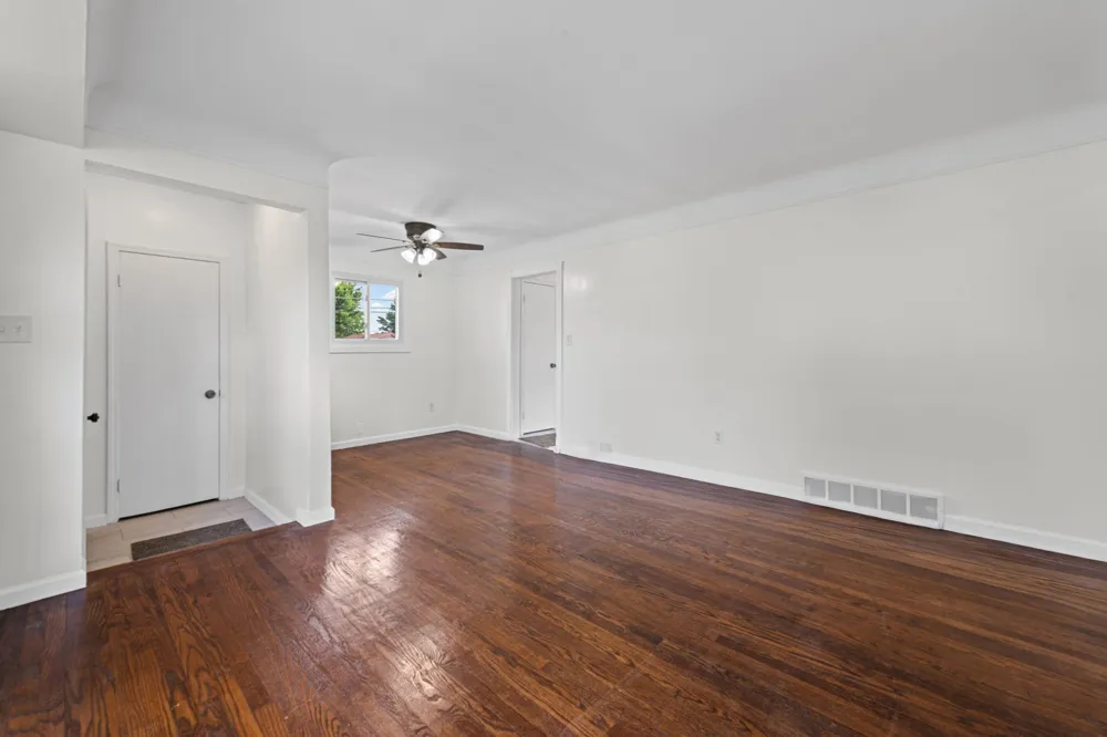 8417 Colonial Street Dearborn Heights, MI 48127