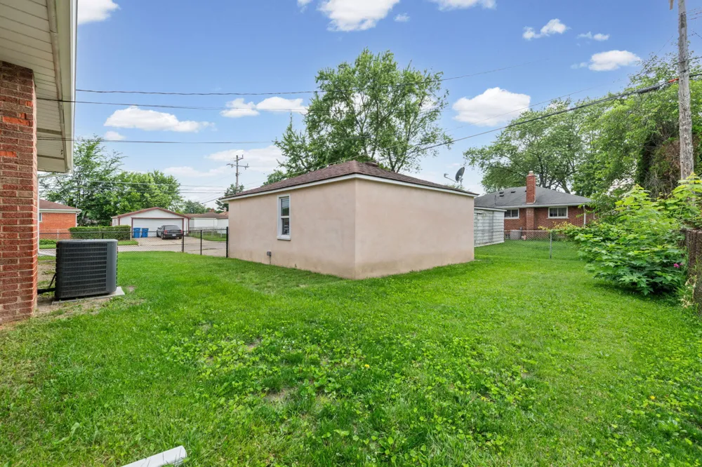 8417 Colonial Street Dearborn Heights, MI 48127
