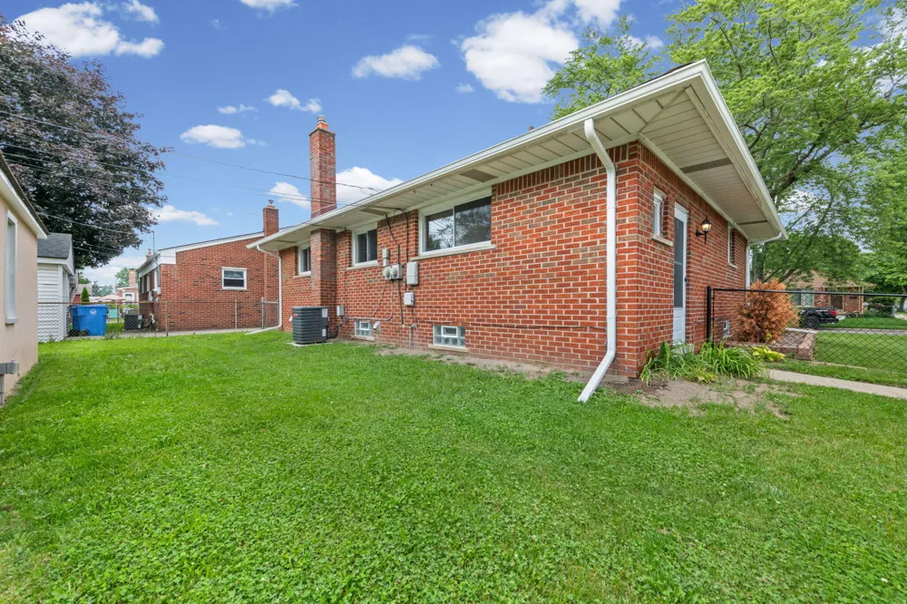 8417 Colonial Street Dearborn Heights, MI 48127
