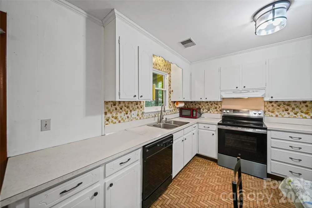 323 Meadowbrook Drive Matthews, NC 28104