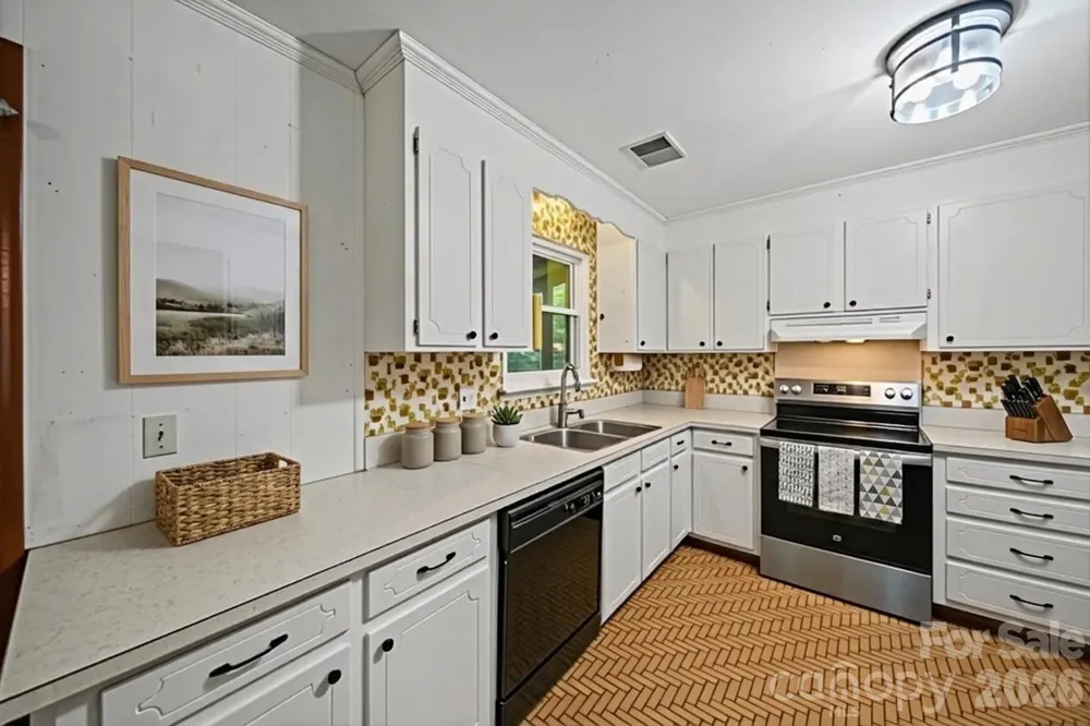 323 Meadowbrook Drive Matthews, NC 28104