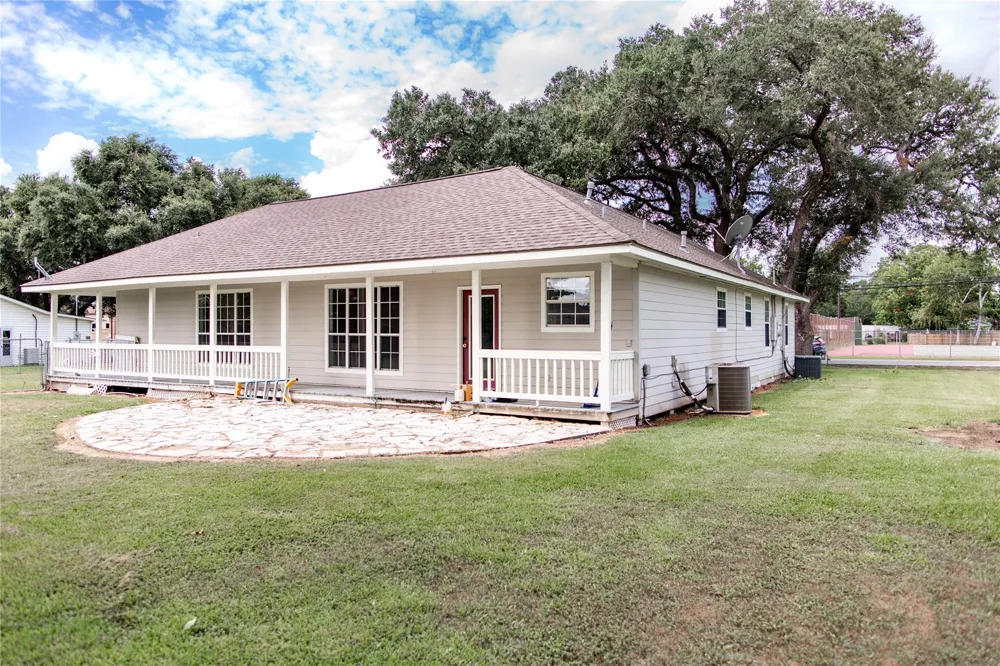 403 Leveridge East Bernard, TX 77435