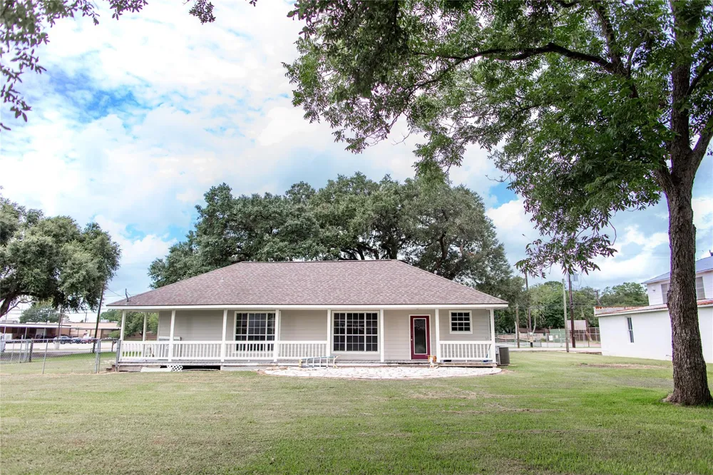 403 Leveridge East Bernard, TX 77435