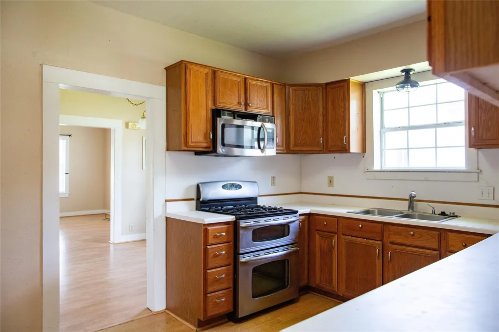 403 Leveridge East Bernard, TX 77435