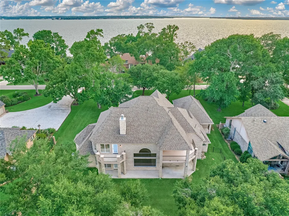 9370 Escondido Drive Willis, TX 77318