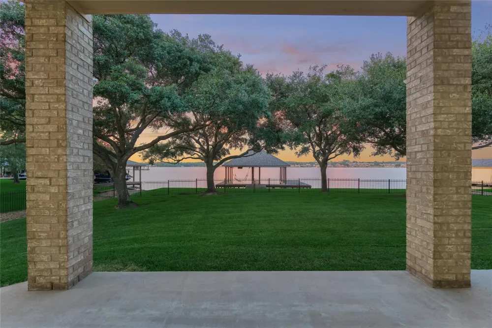 9370 Escondido Drive Willis, TX 77318