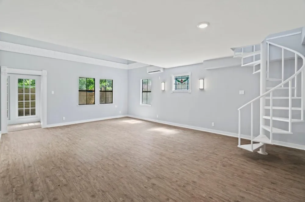 204 E Houston Street #B Highlands, TX 77562