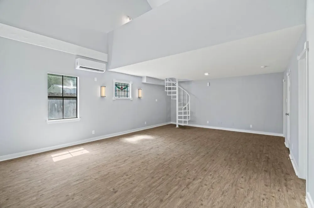 204 E Houston Street #B Highlands, TX 77562