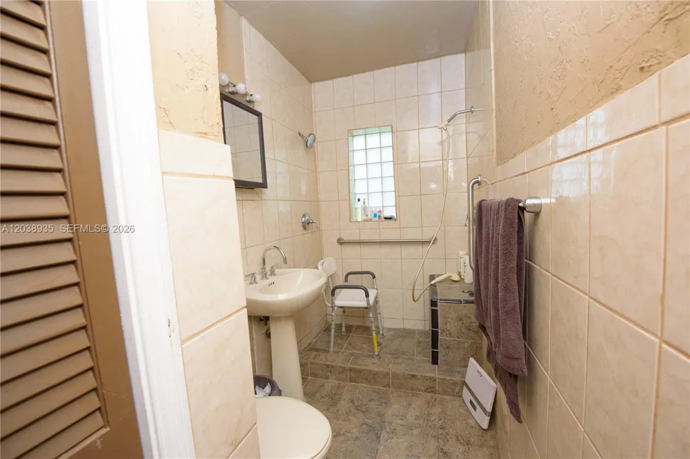 27 NW 18th St Homestead, FL 33030