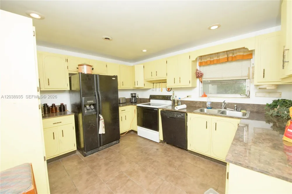 27 NW 18th St Homestead, FL 33030