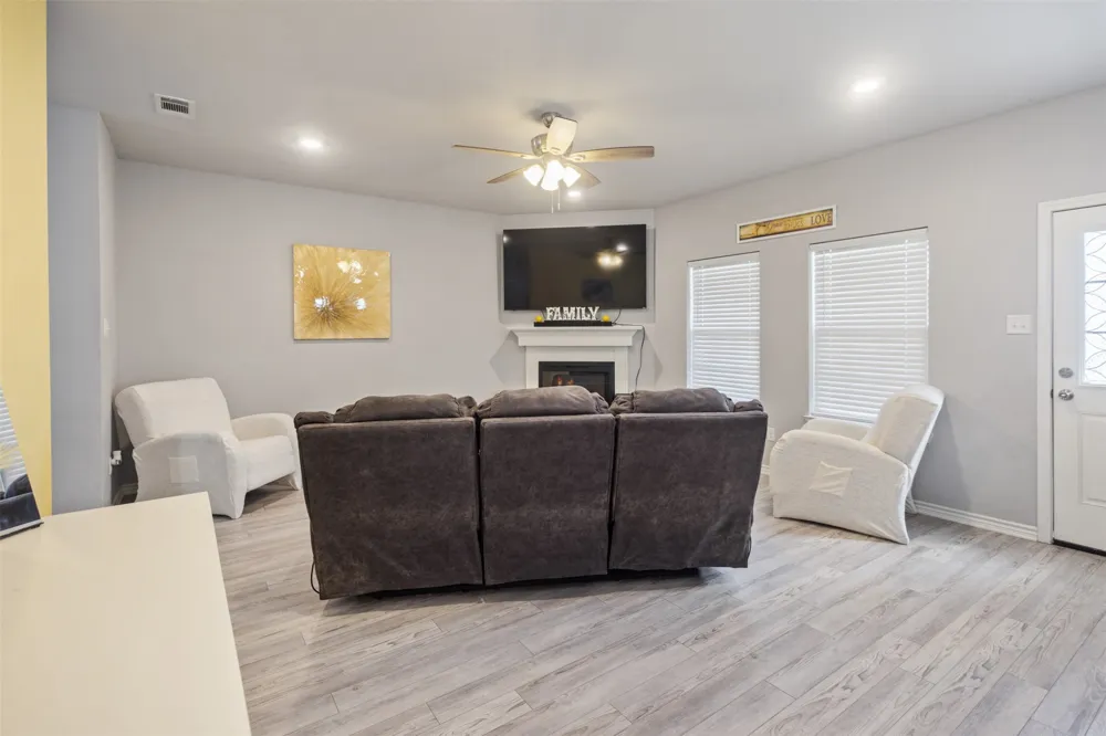 591 E Eubank Street Mabank, TX 75147