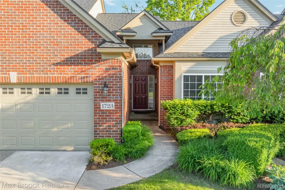 1723 Pine Forest Drive Commerce Charter Township, MI 48390