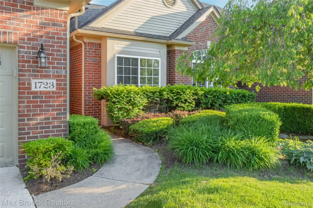 1723 Pine Forest Drive Commerce Charter Township, MI 48390