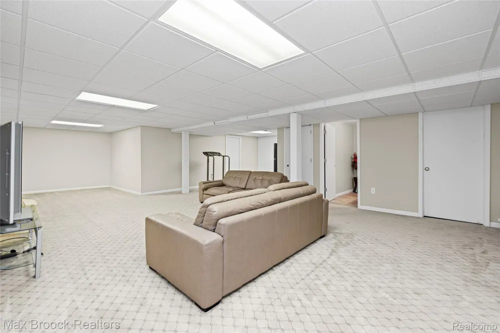 1723 Pine Forest Drive Commerce Charter Township, MI 48390