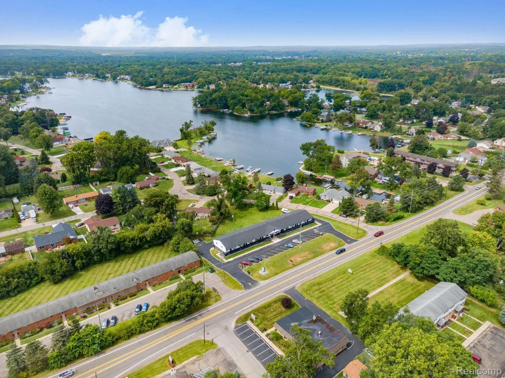 2475 S COMMERCE ROAD #10 Wolverine Lake Village, MI 48390