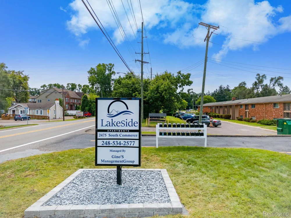 2475 S COMMERCE ROAD #10 Wolverine Lake Village, MI 48390
