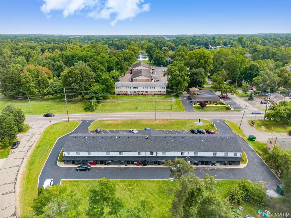 2475 S COMMERCE ROAD #10 Wolverine Lake Village, MI 48390