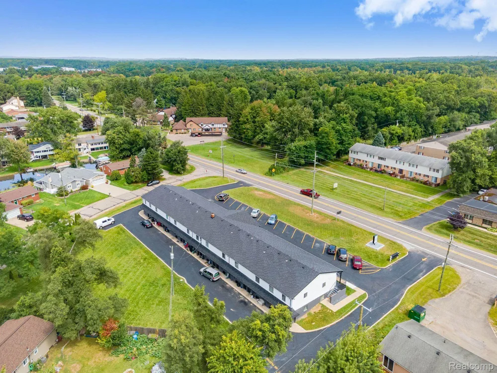 2475 S COMMERCE ROAD #10 Wolverine Lake Village, MI 48390