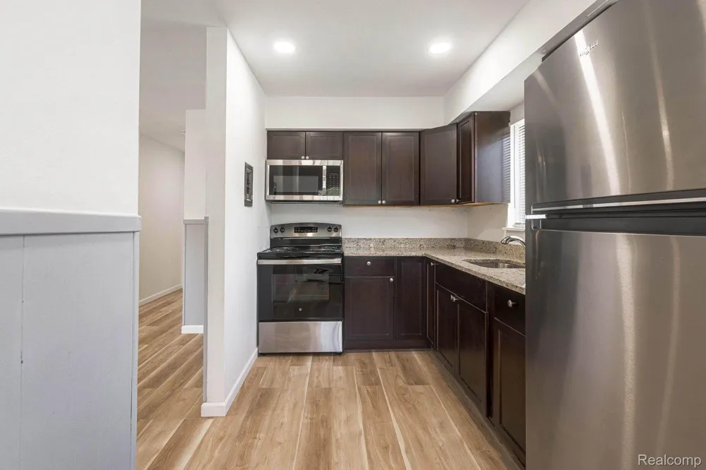 2475 S COMMERCE ROAD #10 Wolverine Lake Village, MI 48390
