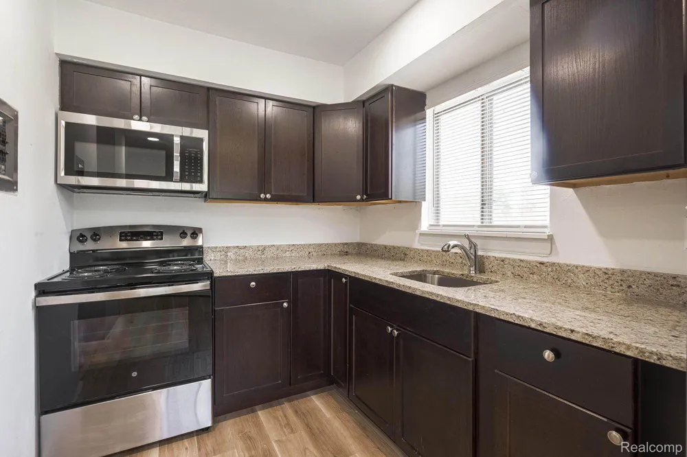 2475 S COMMERCE ROAD #10 Wolverine Lake Village, MI 48390