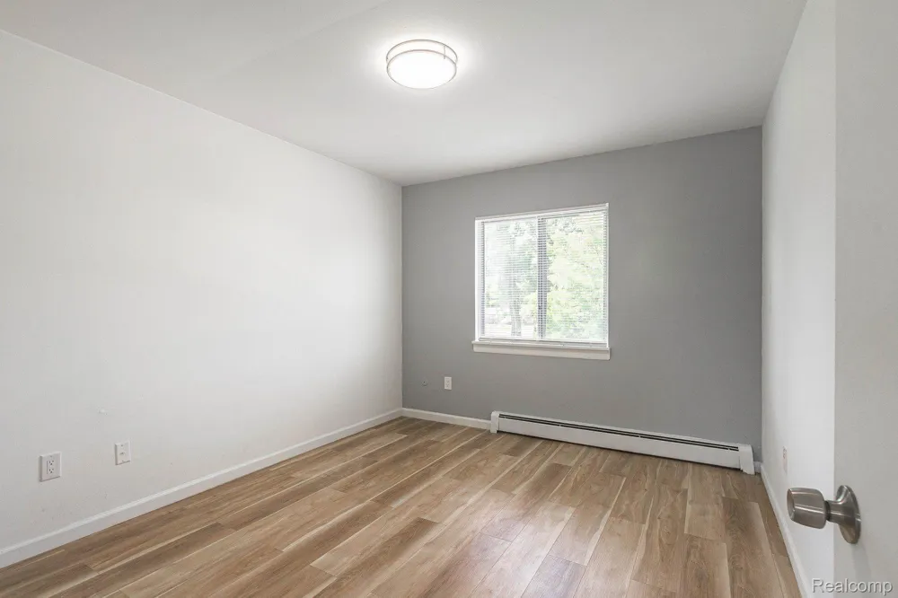 2475 S COMMERCE ROAD #10 Wolverine Lake Village, MI 48390
