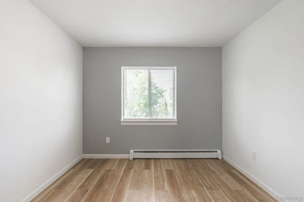 2475 S COMMERCE ROAD #10 Wolverine Lake Village, MI 48390