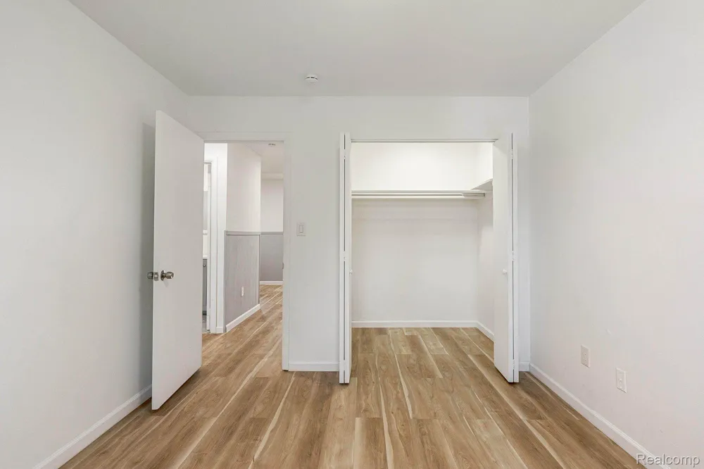 2475 S COMMERCE ROAD #10 Wolverine Lake Village, MI 48390