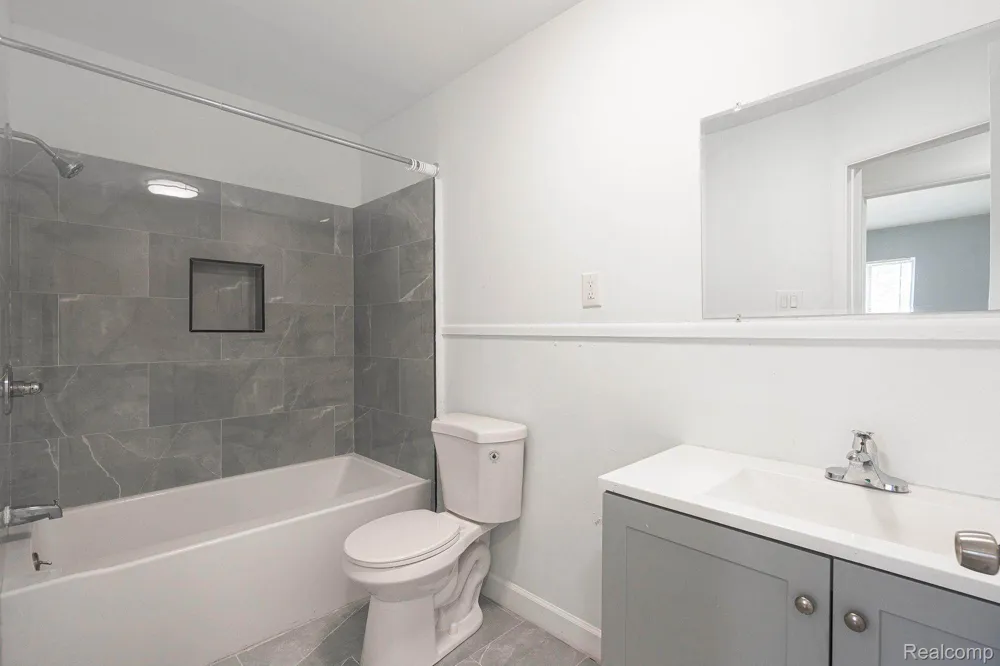 2475 S COMMERCE ROAD #10 Wolverine Lake Village, MI 48390