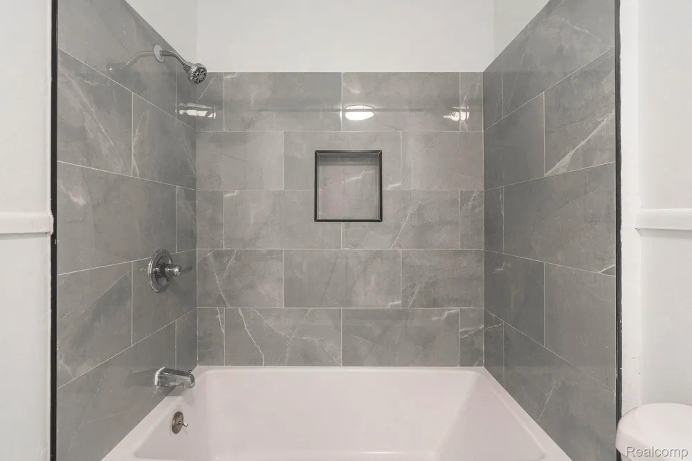 2475 S COMMERCE ROAD #10 Wolverine Lake Village, MI 48390