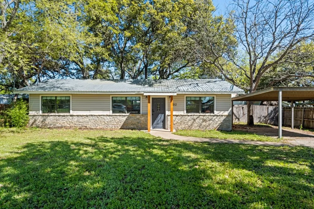 512 W Pecan Drive Johnson City, TX 78636