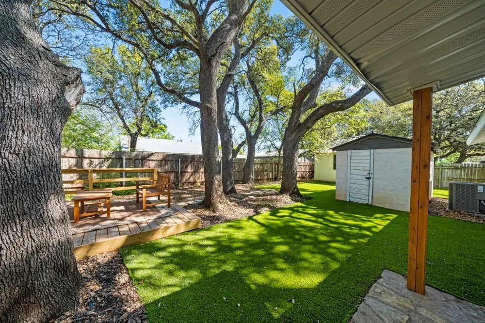 512 W Pecan Drive Johnson City, TX 78636