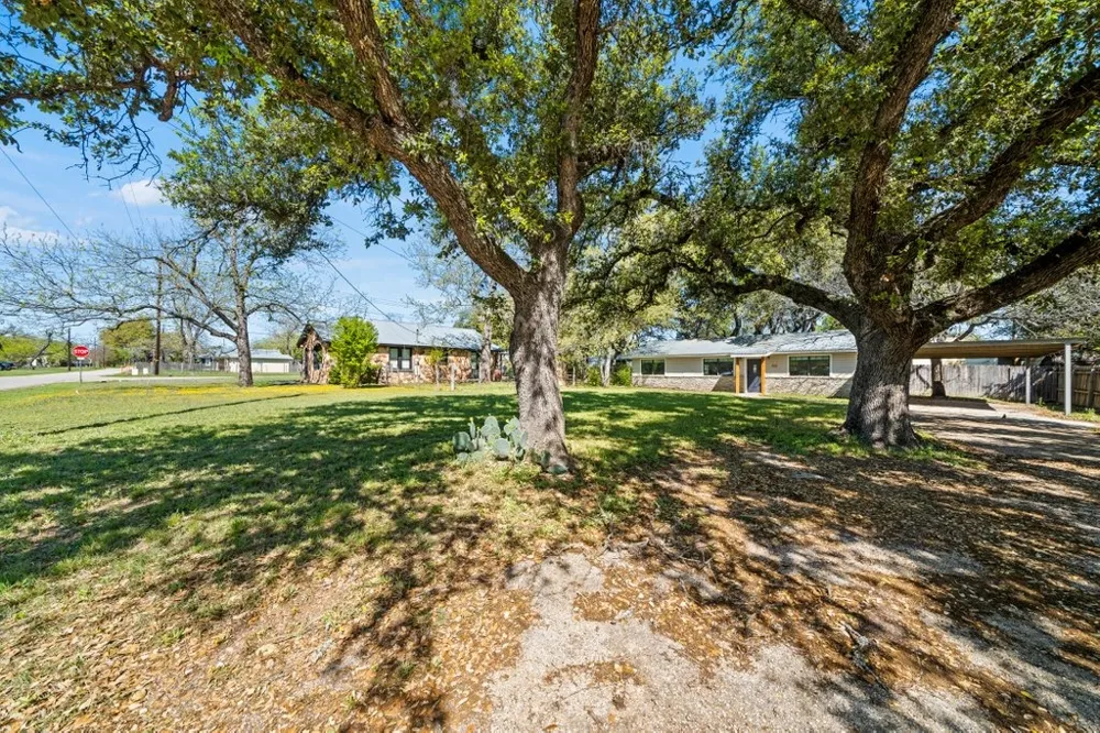 512 W Pecan Drive Johnson City, TX 78636