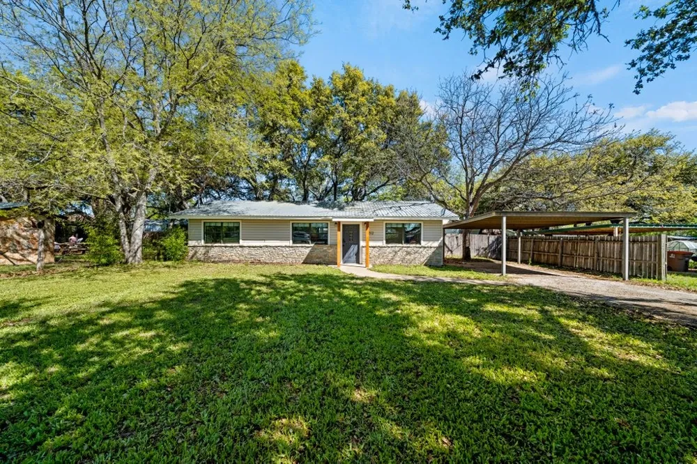 512 W Pecan Drive Johnson City, TX 78636