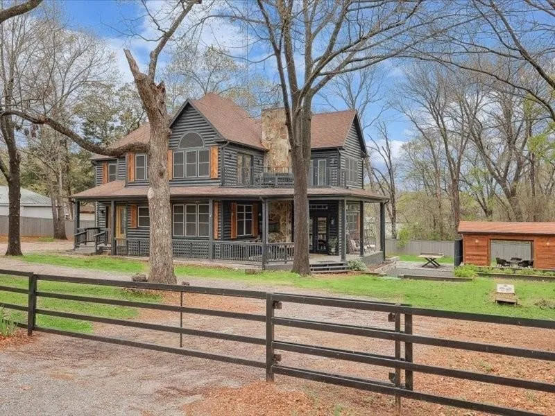 223 Oklahoma Avenue Pottsboro, TX 75076