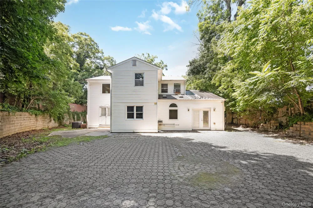216 Woodbury Road Woodbury, NY 11797