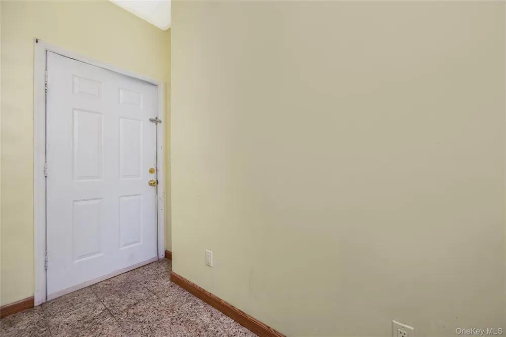 216 Woodbury Road Woodbury, NY 11797