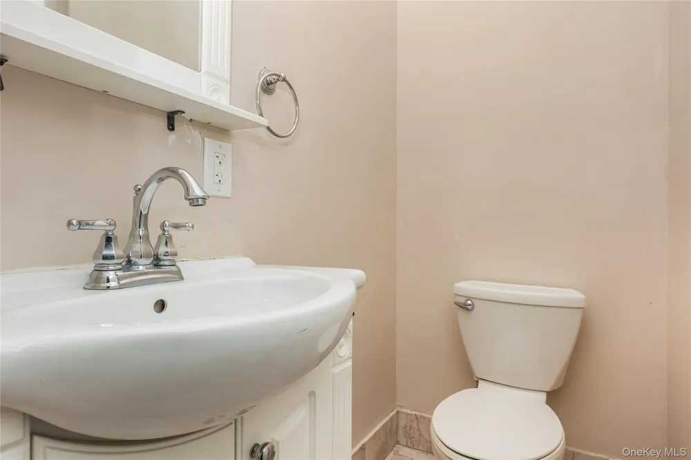 216 Woodbury Road Woodbury, NY 11797