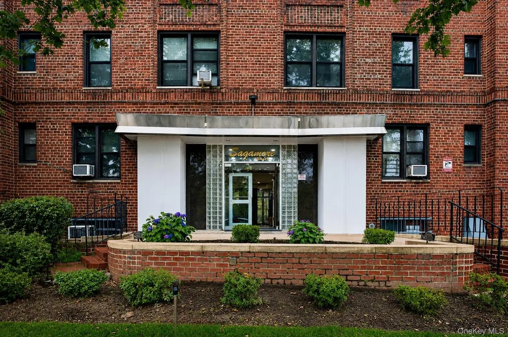84-31 Van Wyck Expressway #2B Briarwood, NY 11435