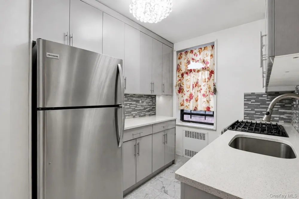84-31 Van Wyck Expressway #2B Briarwood, NY 11435
