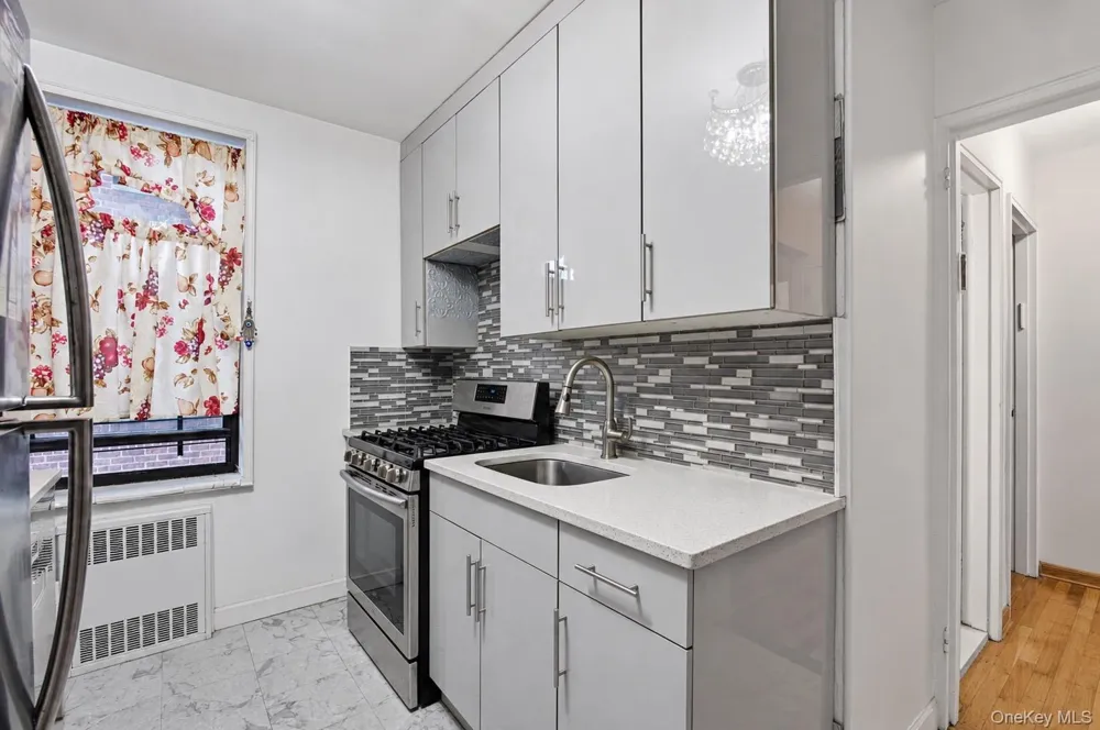 84-31 Van Wyck Expressway #2B Briarwood, NY 11435