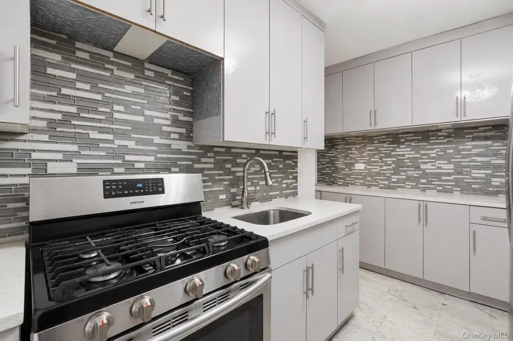 84-31 Van Wyck Expressway #2B Briarwood, NY 11435