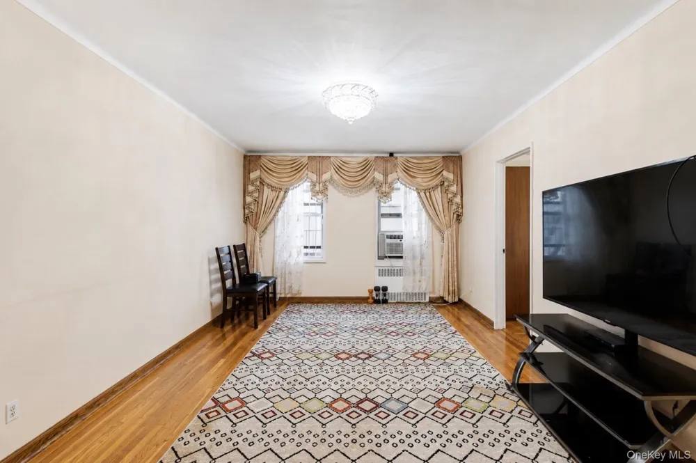84-31 Van Wyck Expressway #2B Briarwood, NY 11435