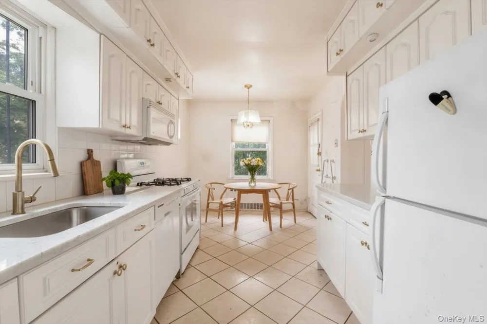 141-03 Hoover Avenue Briarwood, NY 11435