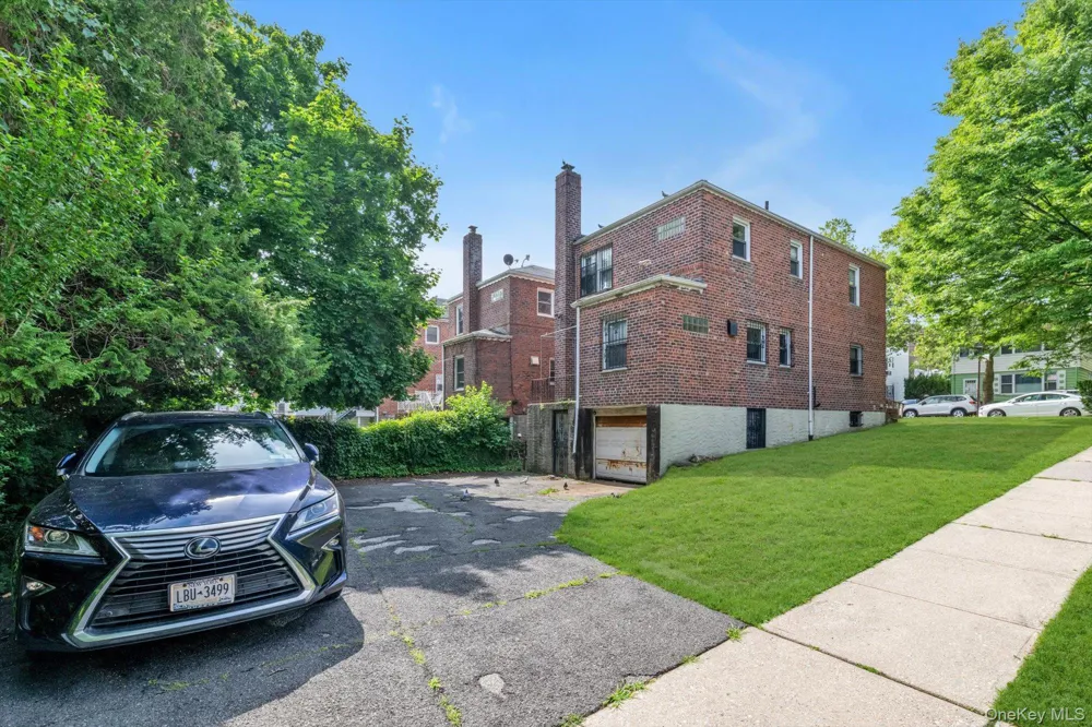 141-03 Hoover Avenue Briarwood, NY 11435